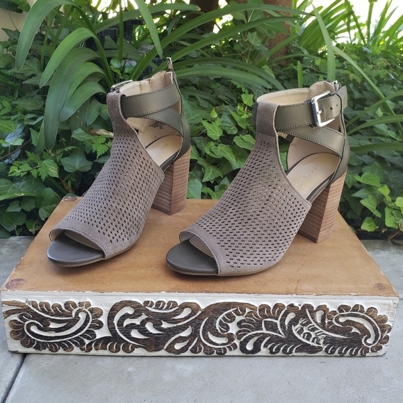Chic Marc Fisher Suede Block Heel Sandals - Picture 4 of 12